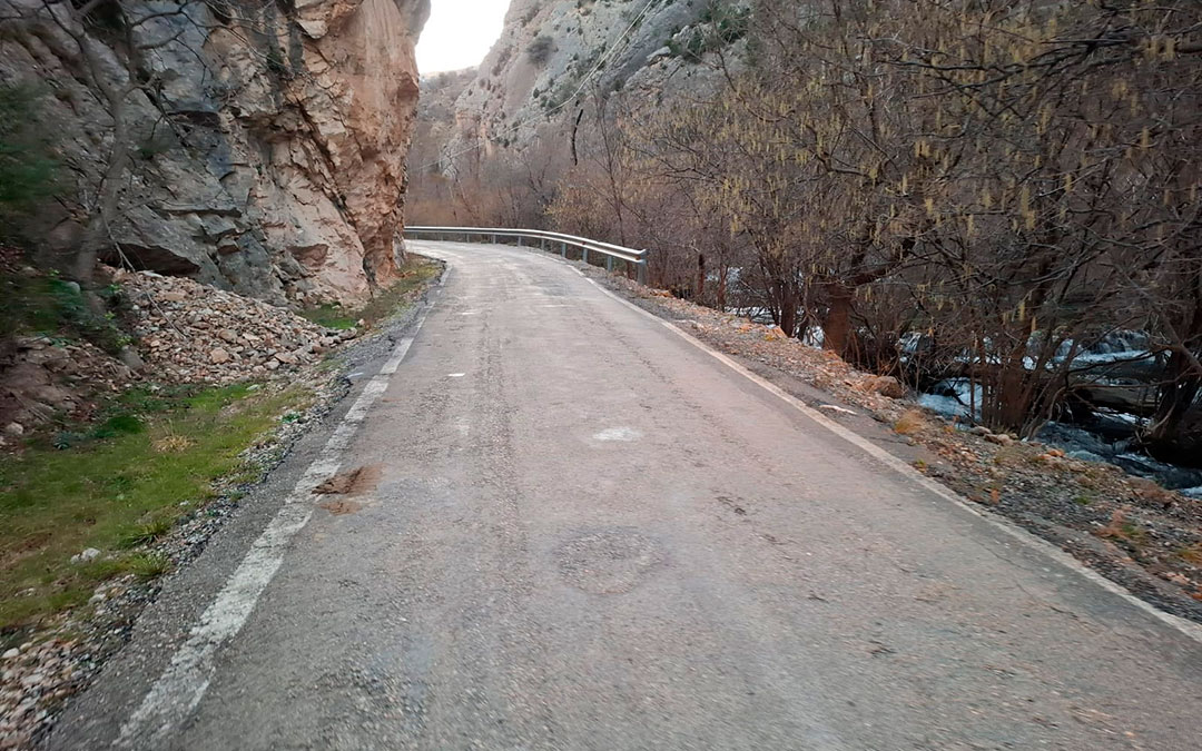 Estado de la estrecha carretera de acceso a Pitarque / C. García