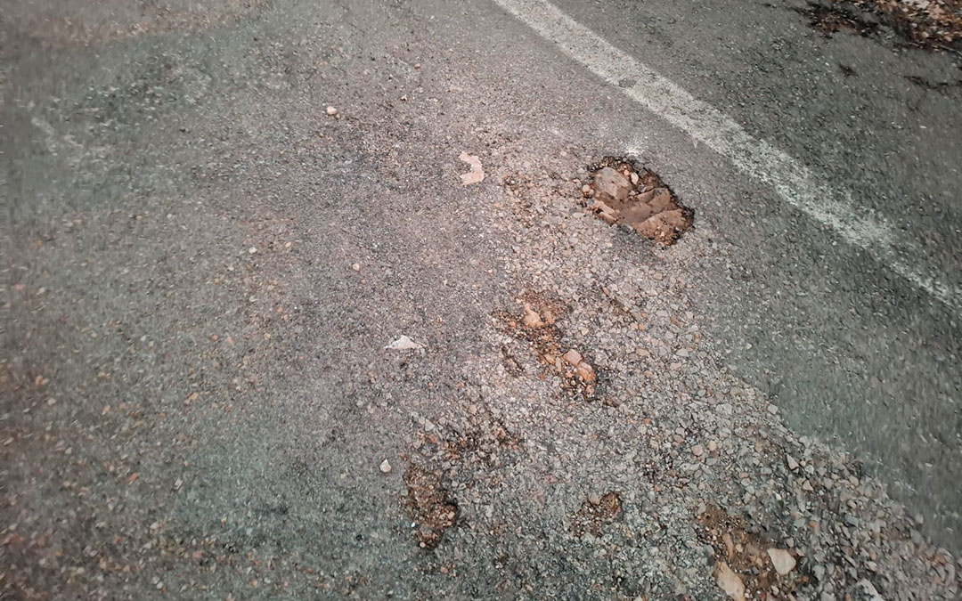 La carretera está llena de socavones / C. García