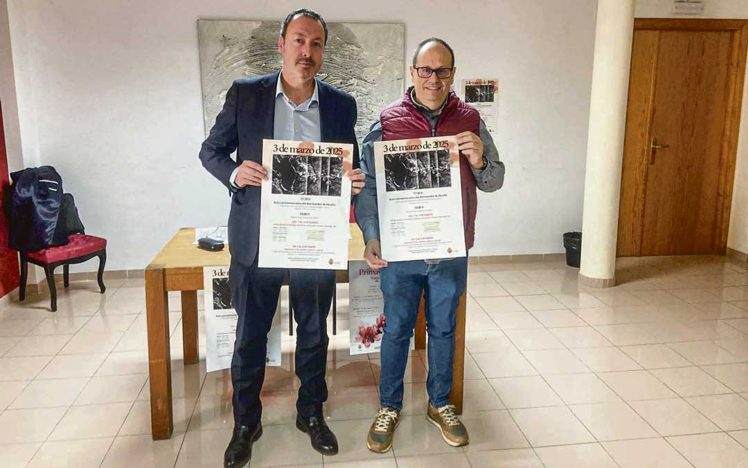 El concejal y el técnico durante la presentación de los actos./ M.M.R.
