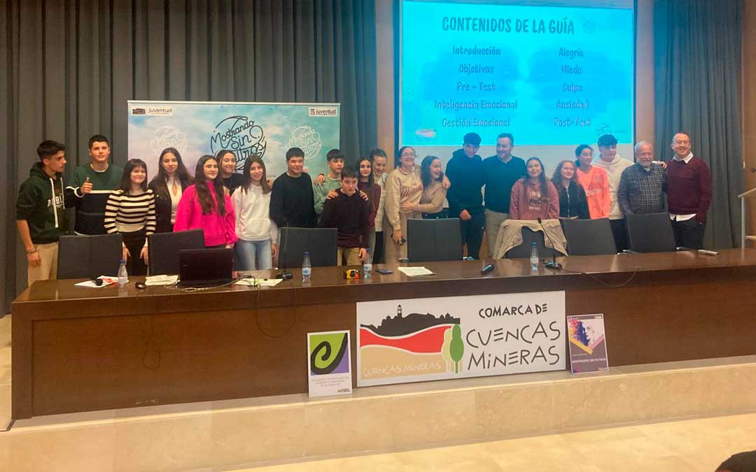 Presentación de la exposición con los jóvenes de Cuencas Mineras./ CO Cuencas Mineras