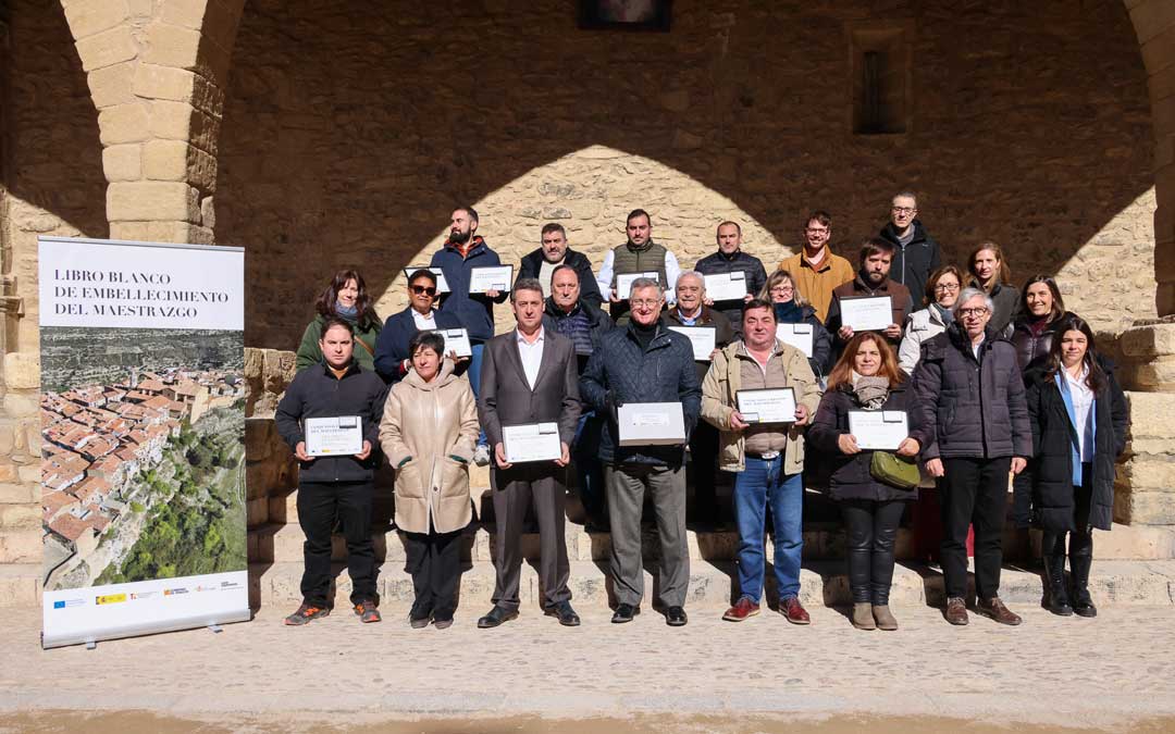 Foto de familia con alcaldes y autoridades durante la presentación del libro blanco de embellecimiento./ CO MAESTRAZGO