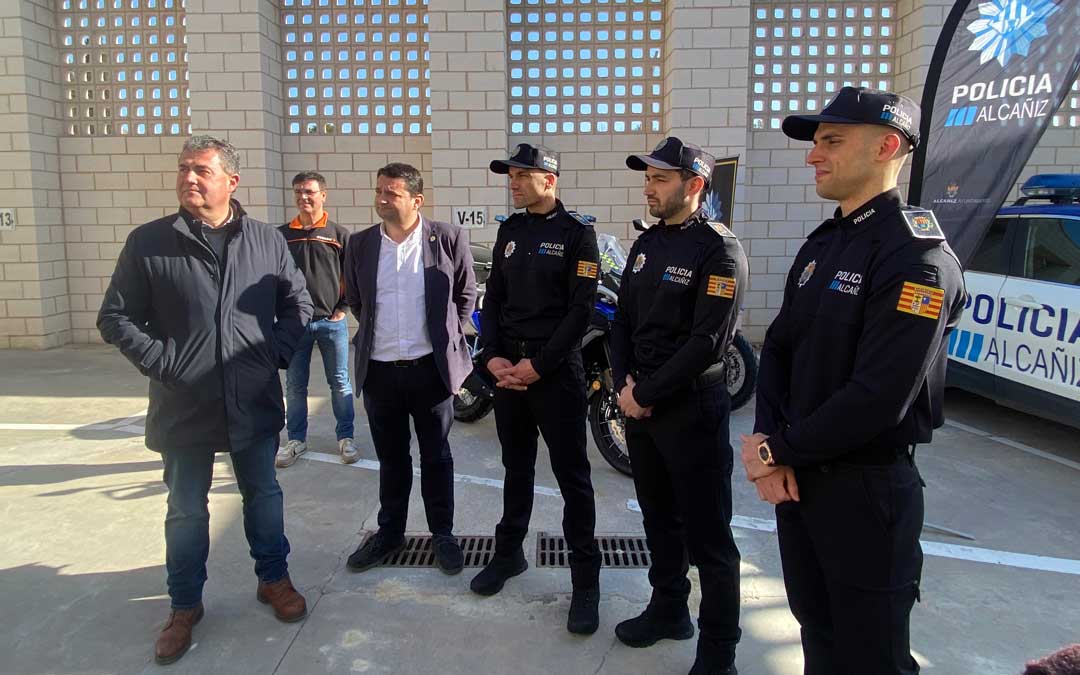 Los tres nuevos agentes junto al concejal de Seguridad Ciudadana, Eduardo Orrios y el alcalde, Miguel Ángel Estevan./ M.M.R.