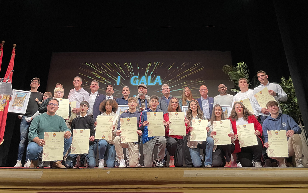 Foto de familia de los premiados y finalistas de la primera gala del deporte de Alcañiz, junto a las autoridades que les entregaron los reconocimientos./ María Celiméndiz