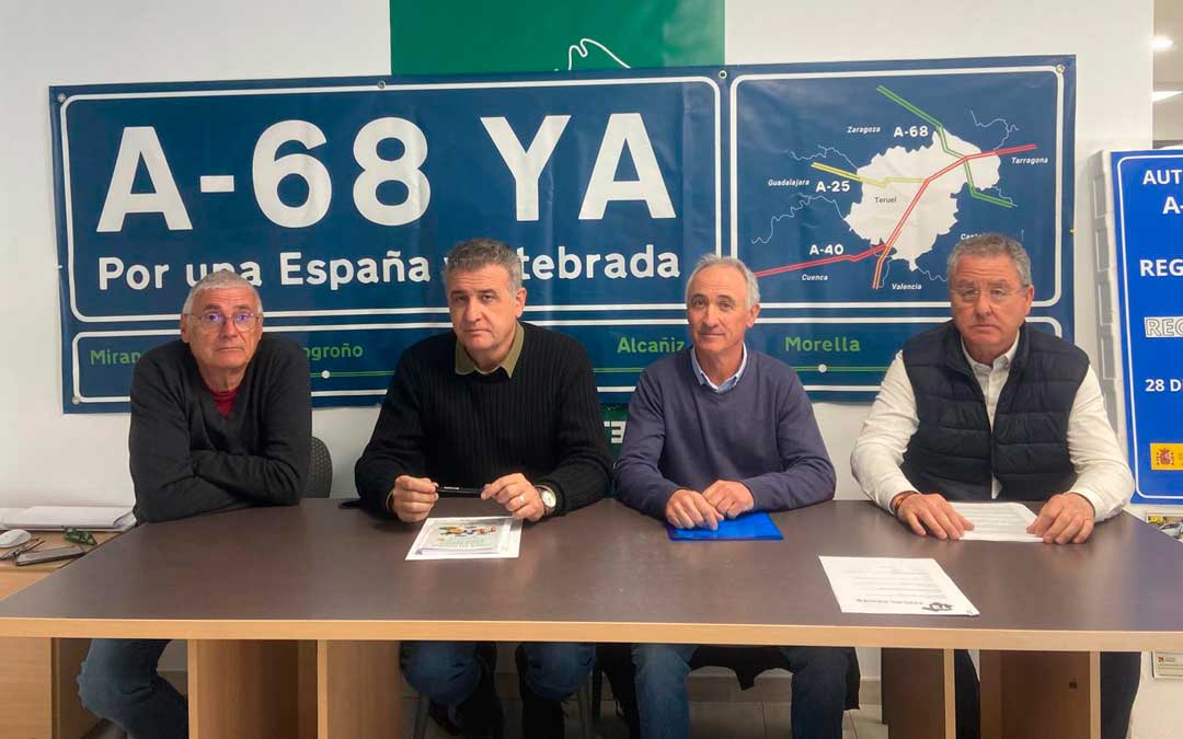 Los representantes de la agrupación Teruel Existe este miércoles durante la presentación./ M.M.R.