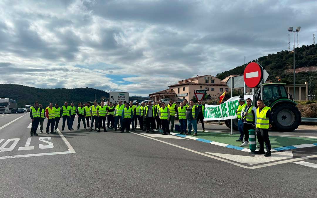 Una cuarentena de agricultores del Bajo Aragón y Andorra cortaron de forma intermitente la nacional en la Venta La Pintada / L. Castel