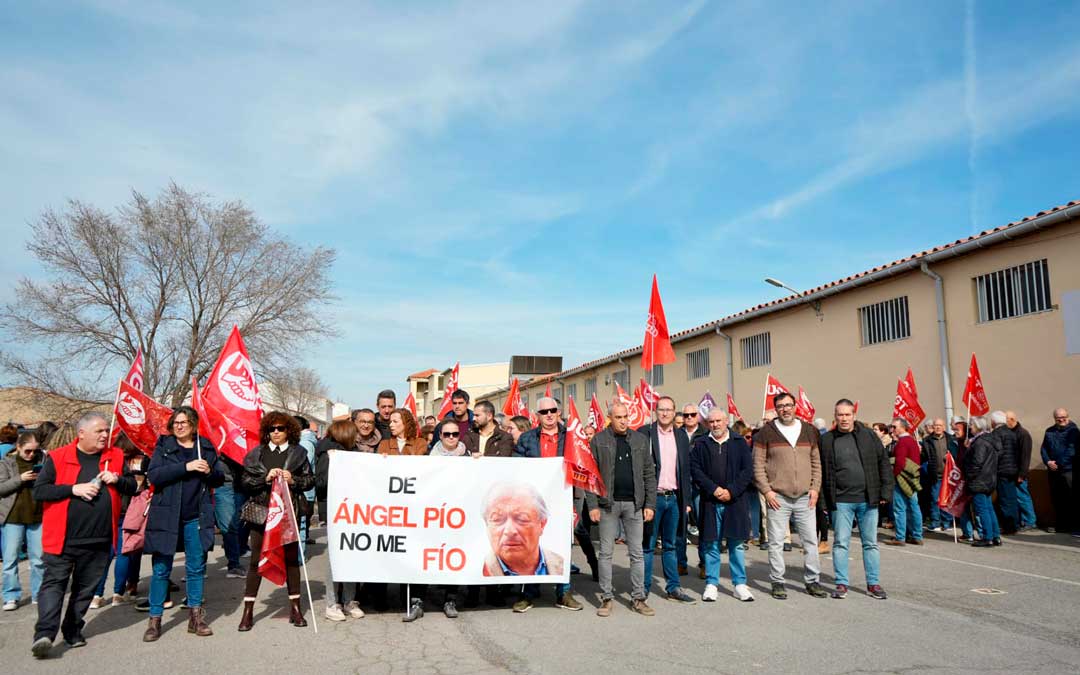 Cabecera de la manifestación en la planta de Marie Claire con una pancarta en contra del propietario de For Men S.L./ L.C.