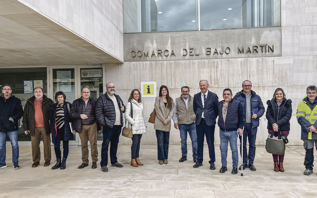 Foto de familia de alcaldes del Bajo Martín junto a representantes del Instituto Aragonés del Agua este lunes tras la reunión. / C.O