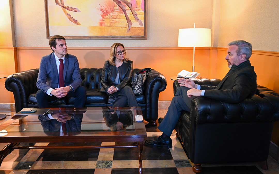 Reunión del presidente del Gobierno de Aragón, Jorge Azcón, con la portavoz del Grupo Parlamentario Socialista, Mayte Pérez, y el diputado Óscar Galeano./ PSOE