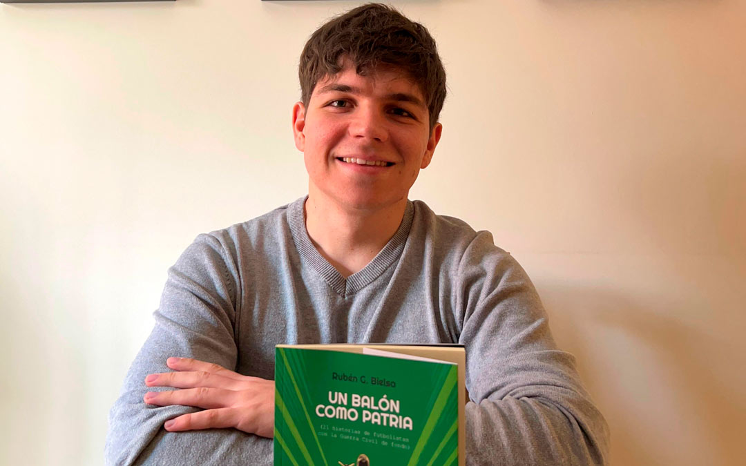 Rubén G. Bielsa, estrena su nuevo libro "Un balón como patria" / LA COMARCA