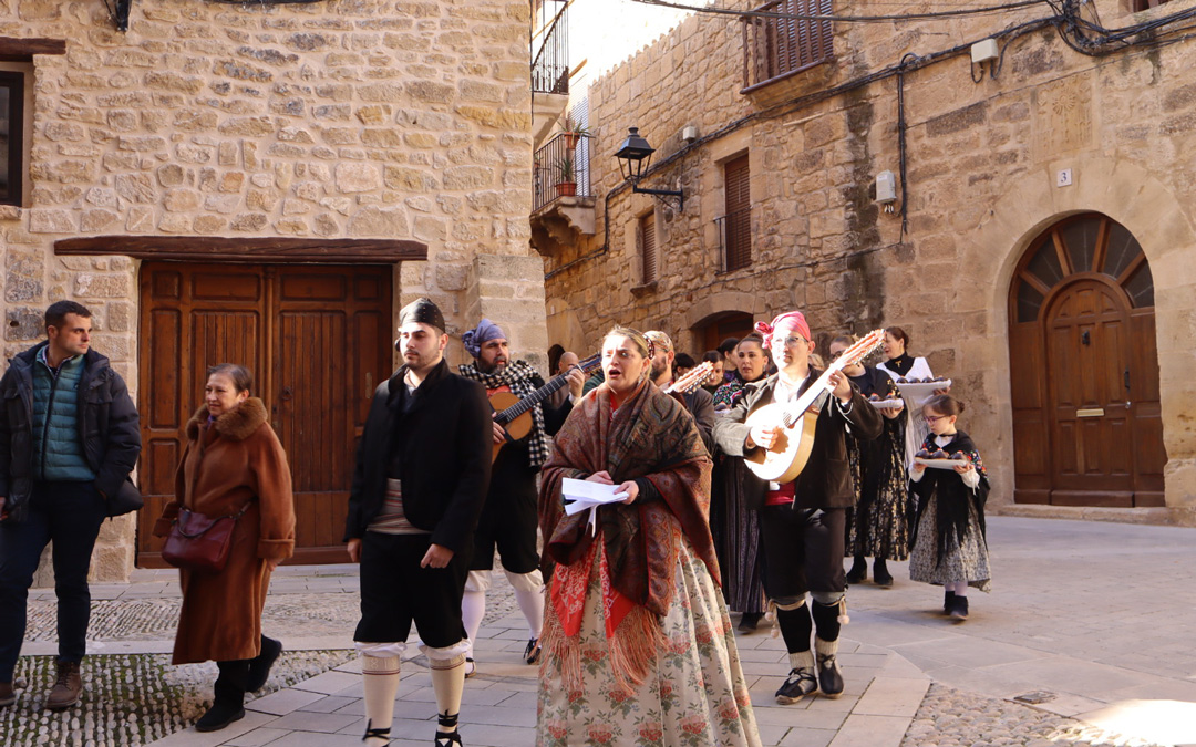 Pase de bandas, misa y reparto de tetillas en Cretas. / A.Z y A.G