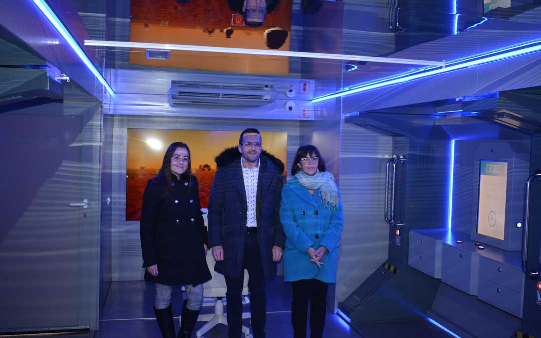 Representantes de Mapfre y Cámara de Comercio en el Scape Room./ M.M.R.