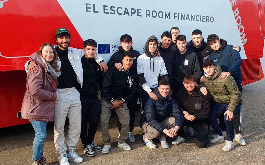 Uno de los grupos participantes en el scape room de este lunes./ CÁMARA DE COMERCIO