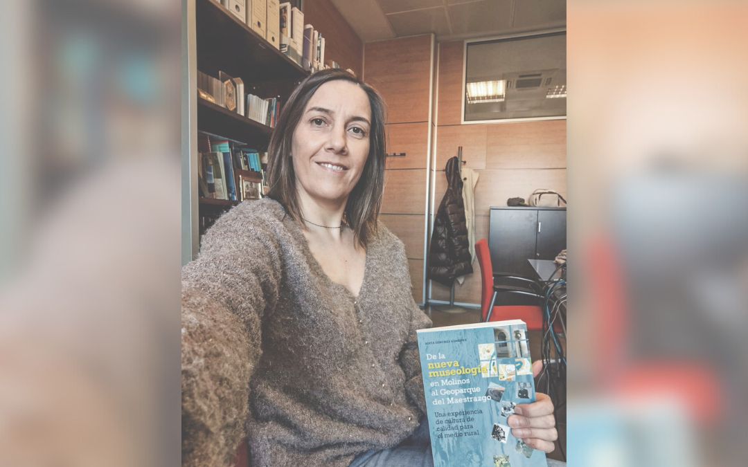 Sofía Sánchez con el libro que acaba de publicar./ S.S.