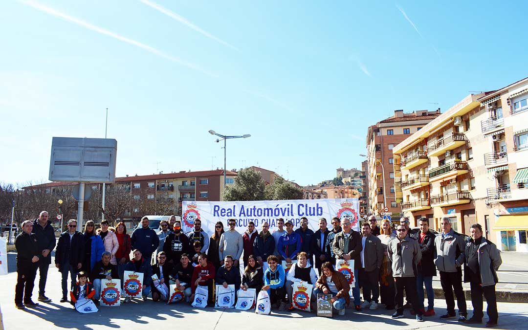 Foto de familia en la presentación de la nueva temporada. Pilotos, Junta directiva y autoridades./I.M.