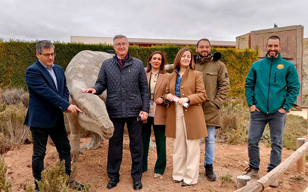 Blasco, junto a Cobos, Navarro y otros representantes institucionales y personal del parque./ DGA.
