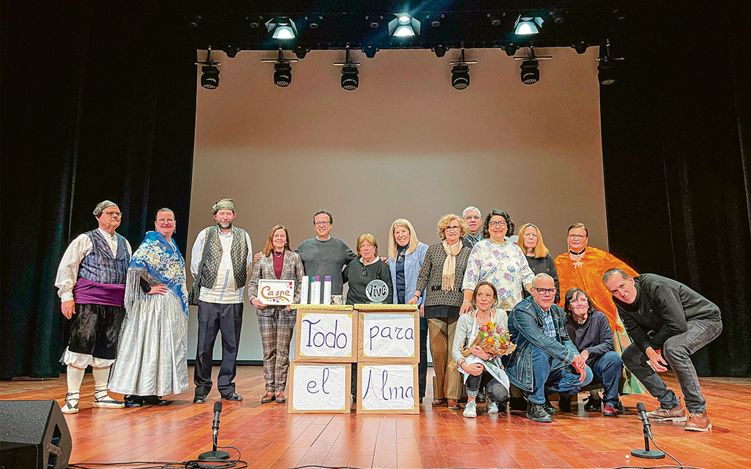El grupo de teatro, integrantes de la rondalla caspolina, la dirección del proyecto y la alcaldesa Ana Jarque./ S.F.