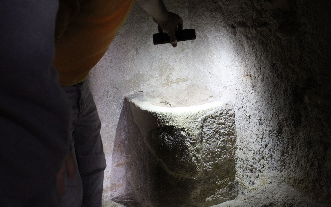 Letrina en piedra en la celda del fondo de la planta calle. / B. Severino
