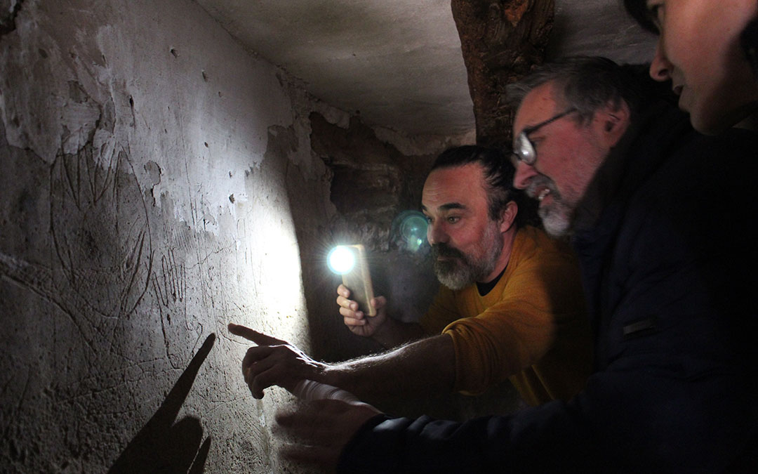 En la celda interior de techo bajo se aprecian manos grabadas. / B. Severino