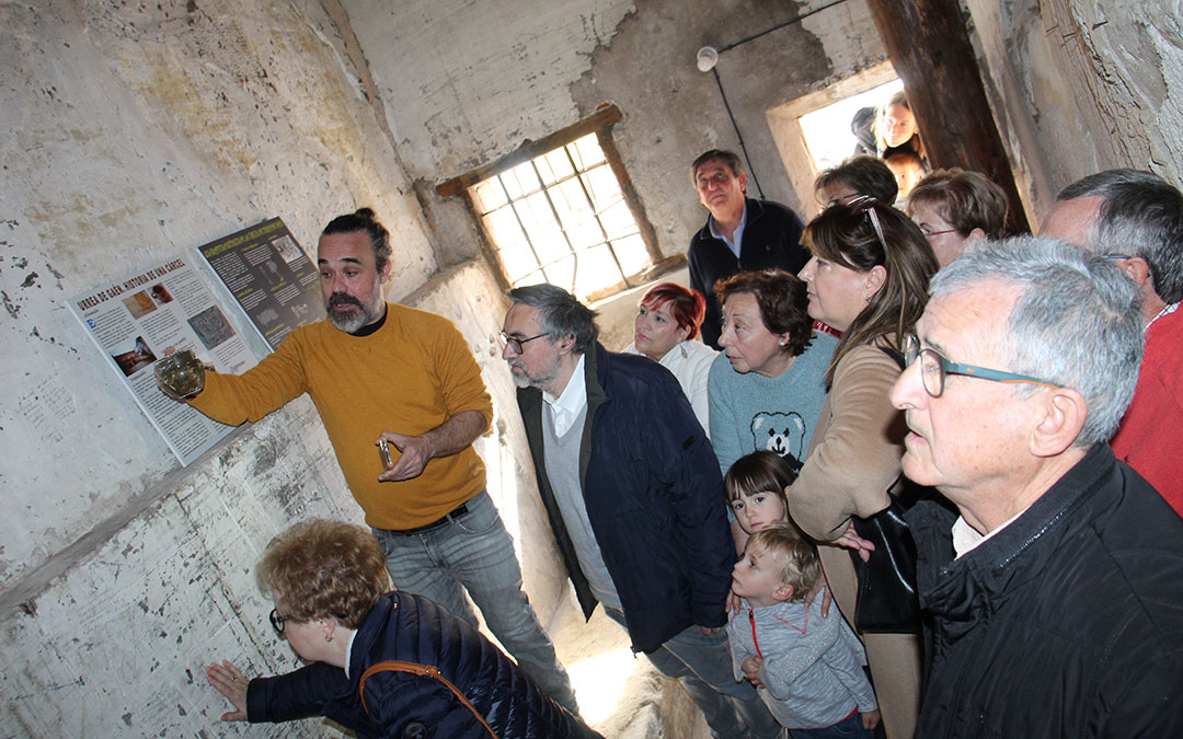 Vecinos del pueblo descubrieron en la reapertura historias y aportaron muchas más en la primera visita. / B. Severino