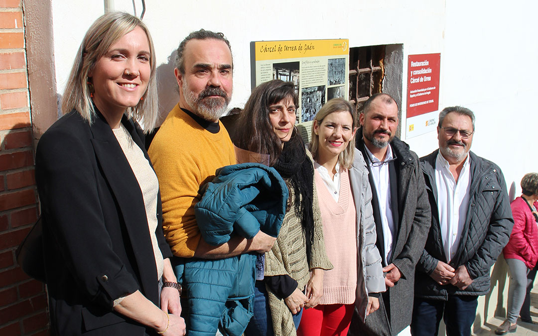 Silvia Blasco, Alfredo J. Martínez, Ana Cotoré, Beatriz Martín, Santiago Martínez y Adolfo Tesán, el sábado 15 de febrero delante de la cárcel recuperada. / B. Severino