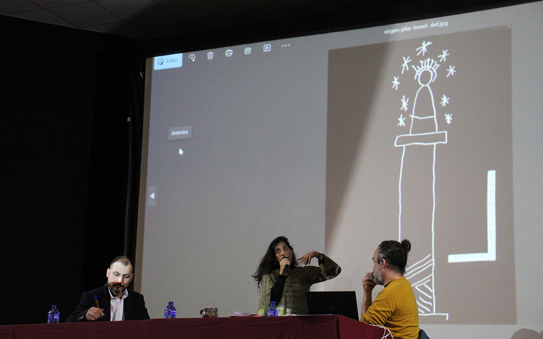 La psicóloga Ana Cotoré en la explicación de algunos grabados como los religiosos, los que más abundan. / B. Severino