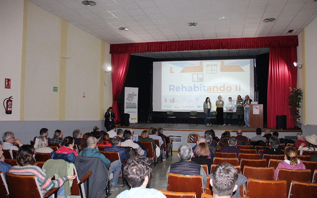Bienvenida por parte del Ayuntamiento, DPT, CIT, Re-Viviendo y La Replazeta al comienzo de la sesión este jueves. / B. Severino