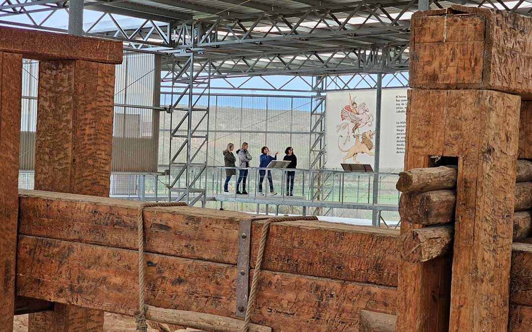 Visita a la Loma del Regadío de la vicepresidenta primera de la DPT, Beatriz Martín; la directora y la técnico del Museo, Beatriz Ezquerra y Marta Azuara; y la alcaldesa de Urrea, Silvia Blasco. / DPT