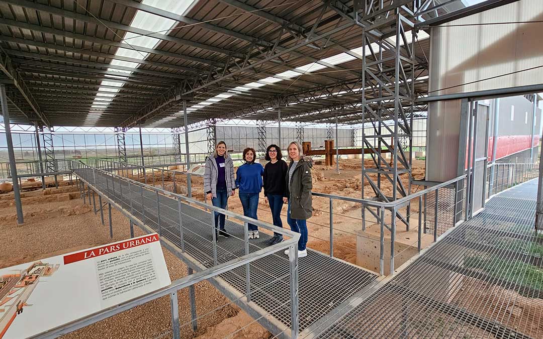 Visita a la Loma del Regadío de la vicepresidenta primera de la DPT, Beatriz Martín; la directora y la técnico del Museo, Beatriz Ezquerra y Sara Azuara; y la alcaldesa de Urrea, Silvia Blasco. / DPT