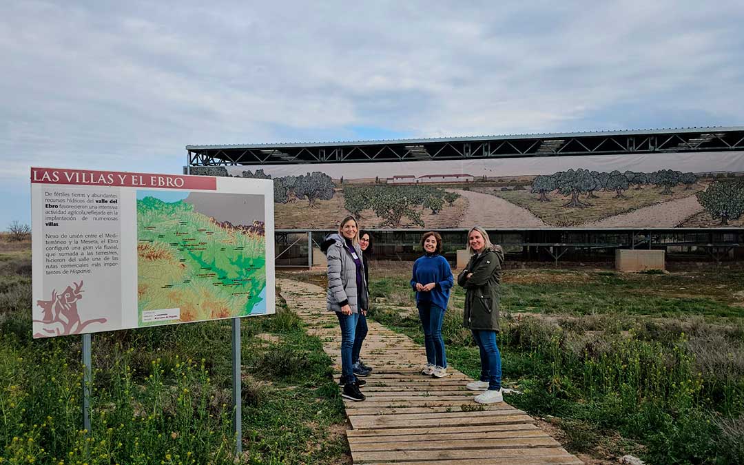 Visita a la Loma del Regadío de la vicepresidenta primera de la DPT, Beatriz Martín; la directora y la técnico del Museo, Beatriz Ezquerra y Marta Azuara; y la alcaldesa de Urrea, Silvia Blasco. / DPT
