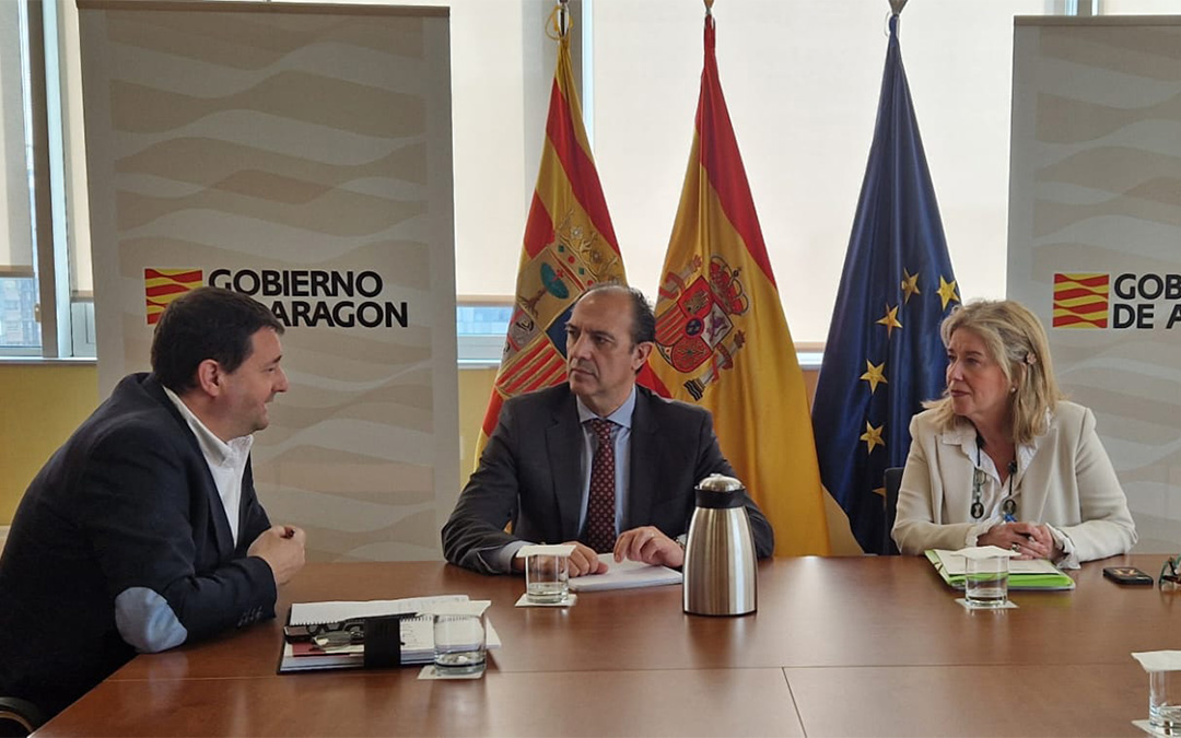 De izquierda a derecha: el alcalde de Alcañiz, Miguel Ángel Estevan; el consejero de Sanidad, José Luis Bancalero; y la gerente del 061 Aragón, Marta Sampériz./ DGA