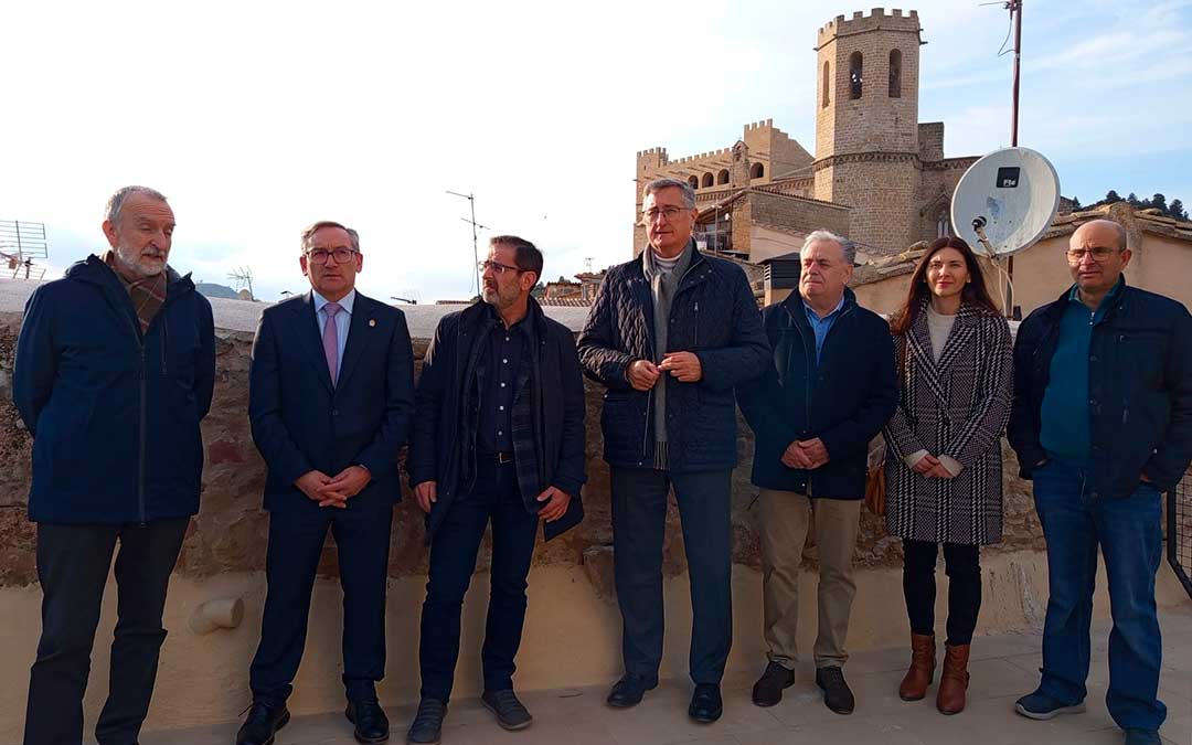 Autoridades en la inauguración de la cámara oscura de Valderrobres este viernes./ M.J. Salvador.