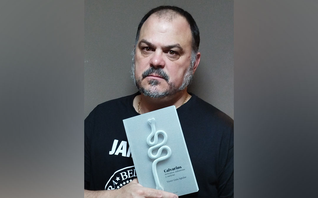 Guiu sostiene ‘Calvarios’, el regalo que le ha armado su editor, el alcañizano Sergio Grao, lleno de colaboraciones sorpresa para el autor. / Susana Medrano