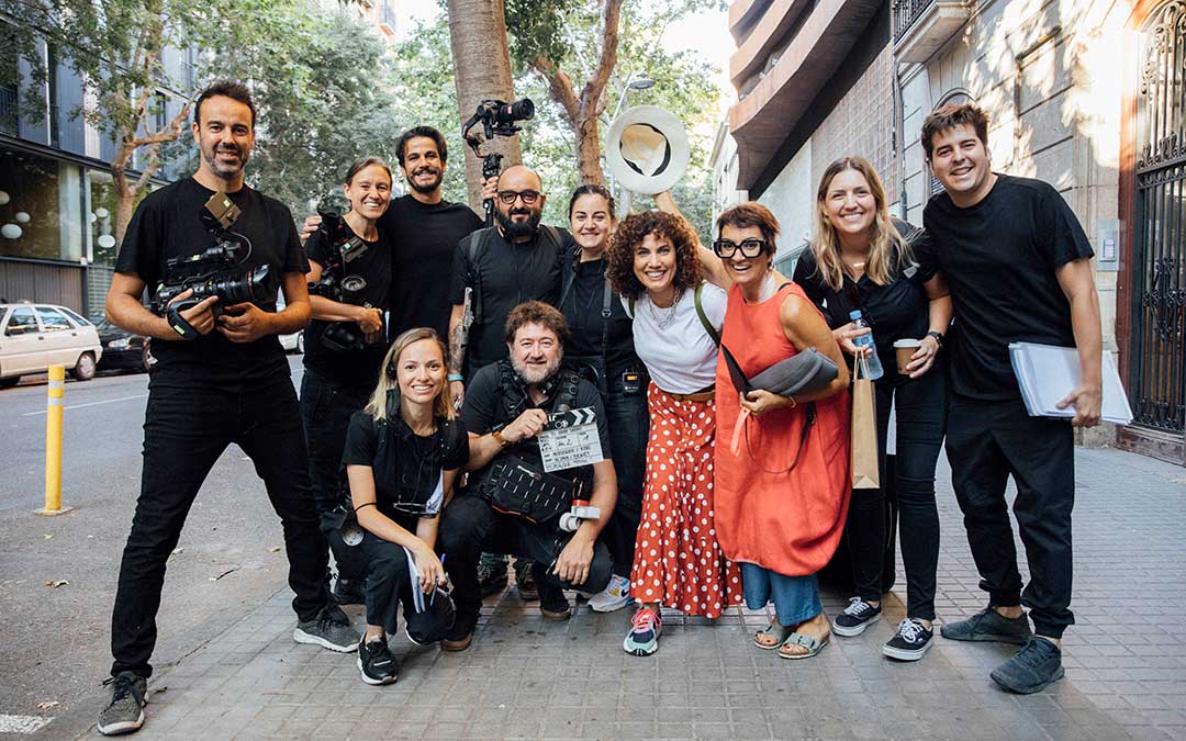 Rins, cuarto por la izquierda, con parte de su equipo de rodaje de ‘El Gran Sarao’ protagonizado por Toni Acosta y Silvia Abril. / Cris Palomar