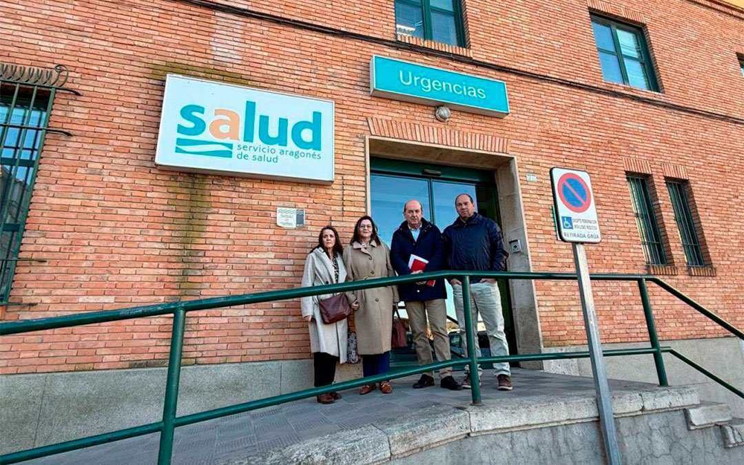 La comitiva institucional a las puertas del centro de salud de Caspe./ Ayto. Caspe