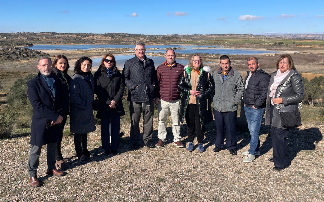 El consejero Manuel Blasco con autoridades locales y comarcales en Las Saladas de Chiprana./ S.F.