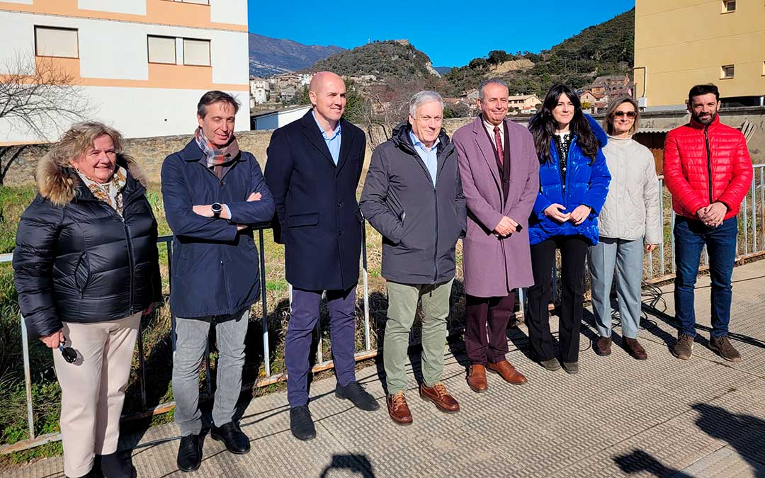 El consejero López, este jueves, con los alcaldes de Boltaña, Aínsa y Broto, entre otros, en la presentación de las primeras 52 viviendas./ DGA