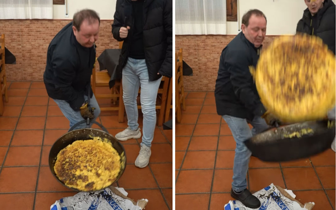 Momento exacto del volteo de la tortilla en manos de Eduardo Pérez, propietario del establecimiento./ @juliocaviedes_