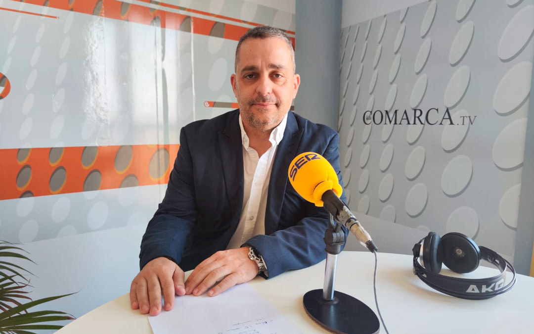 El alcalde de Foz Calanda, Xavier Tarzán, en el estudio de La Comarca