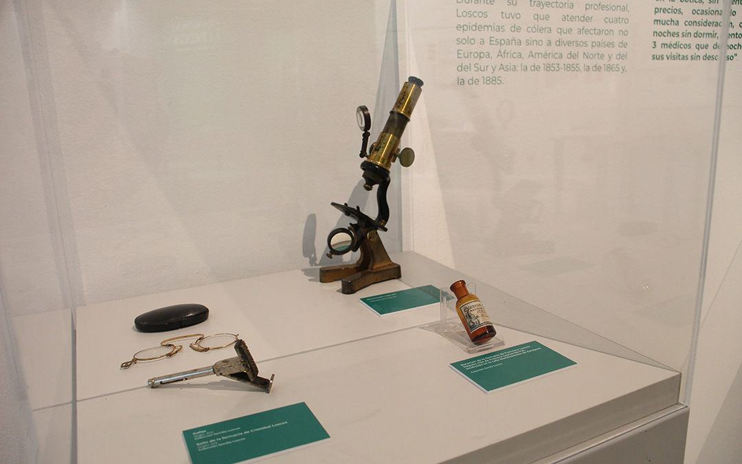 Las gafas de Loscos y el microscopio de Pardo Sastrón que empleaban ambos en sus estudios desde el Bajo Aragón. Parte del material de farmacia está cedido por el farmacéutico alcañizano Carlos Estevan además de por la familia. / B. Severino