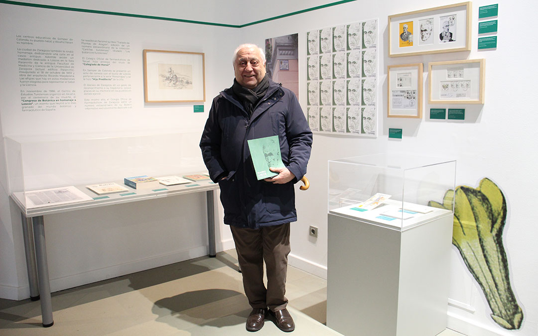 Alejandro Abadía el sábado en el rincón de homenajes en el que no puede faltar el material filatélico. / B. Severino