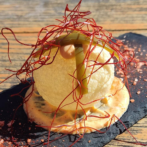 BAR CAFETERÍA LA RIBERA "QUEDQUE" Pani Puri relleno de curry de carne y parmentier sobre mayonesa de tikka y chile verde encurtido