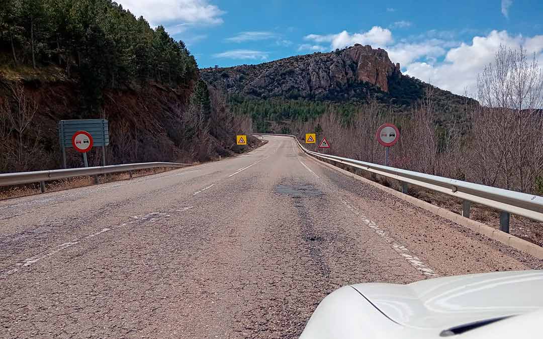Firme desgastado en uno de los puntos de la A-222./MAR