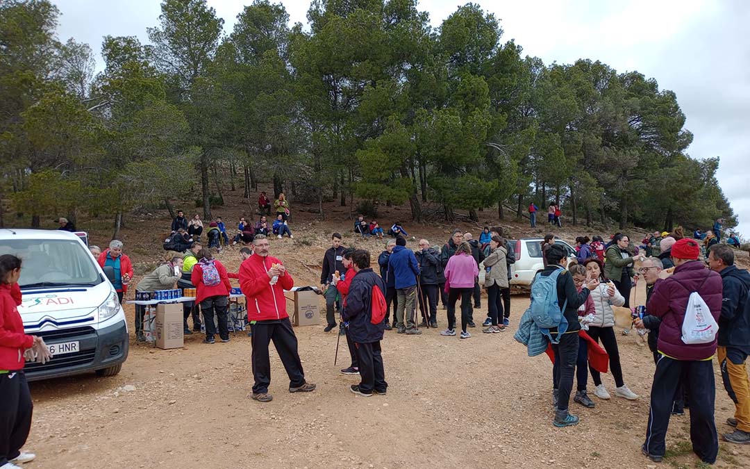 Avituallamiento en la marcha senderista ATADI./Atadi Alcorisa