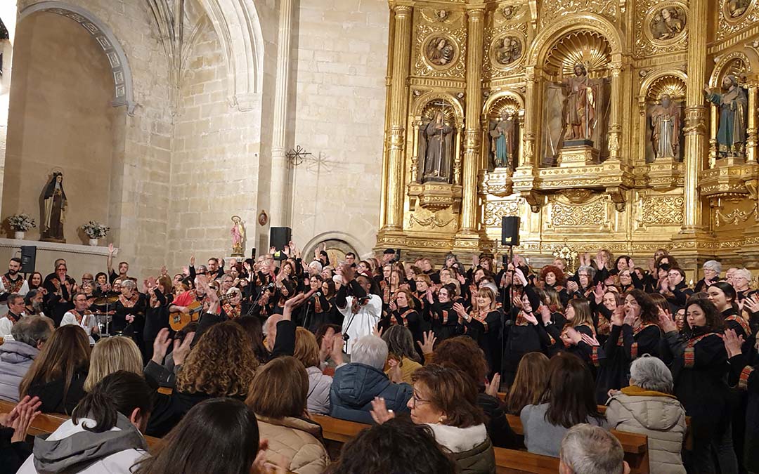 Instante del concierto de Góspel en la Iglesia de Cretas./M.J. Salvador
