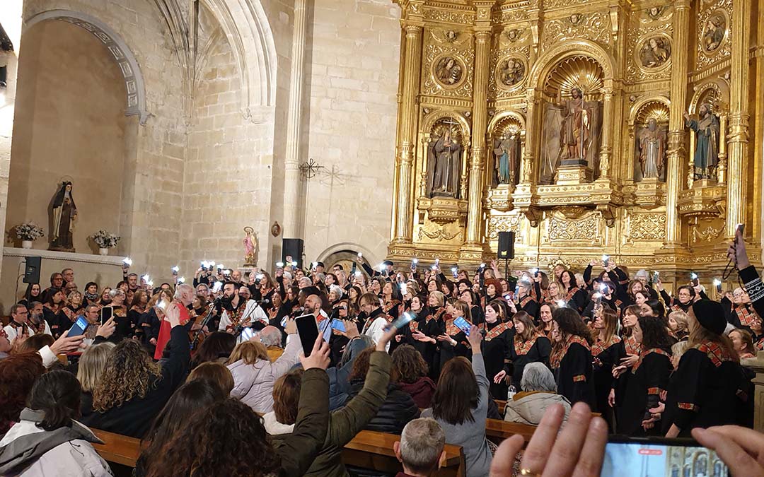A petición del coro, el público usó sus móviles para acompañar alguno de los temas./M.J. Salvador