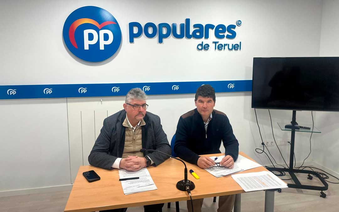 Celma y Navarro durante la presentación de la moción en la sede de Teruel./ PP