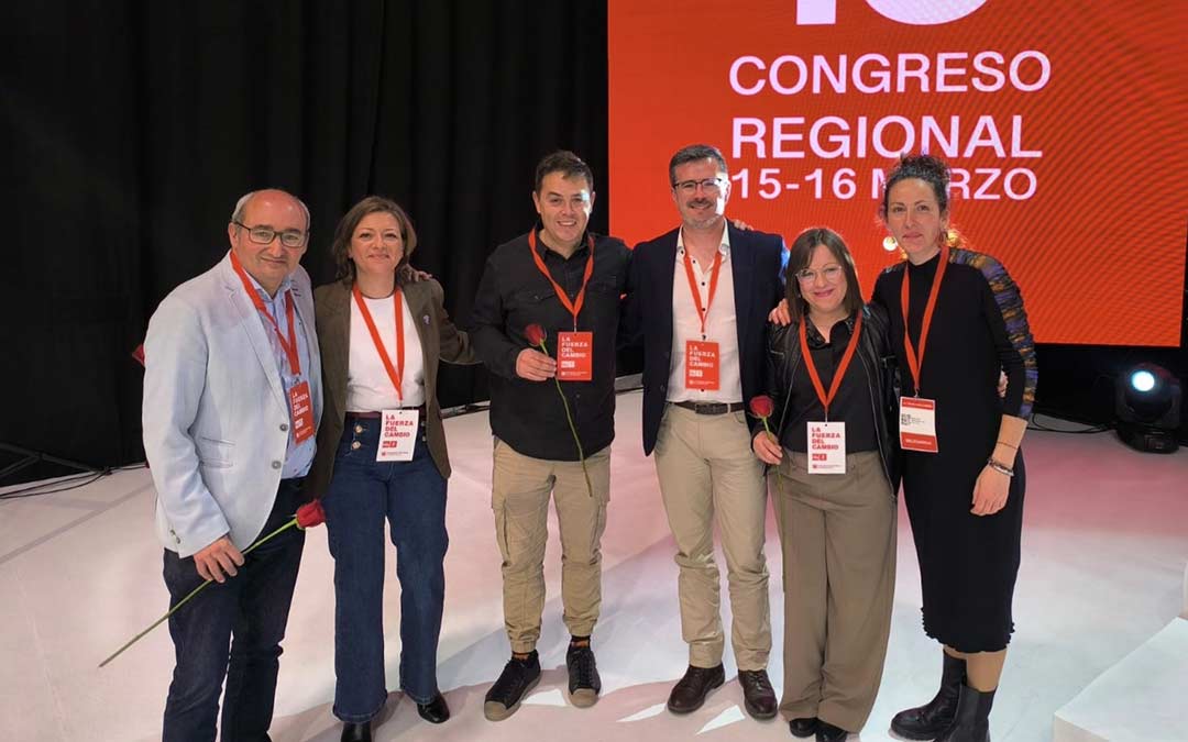 Javier Baigorri (1º por la izq), Vanesa Pellicena (2º por la izq), Carlos Ros (en el centro de blanco) y Mari Carmen Soler (2º por la drcha) son los miembros bajoaragoneses de la Ejecutiva./ PSOE TERUEL