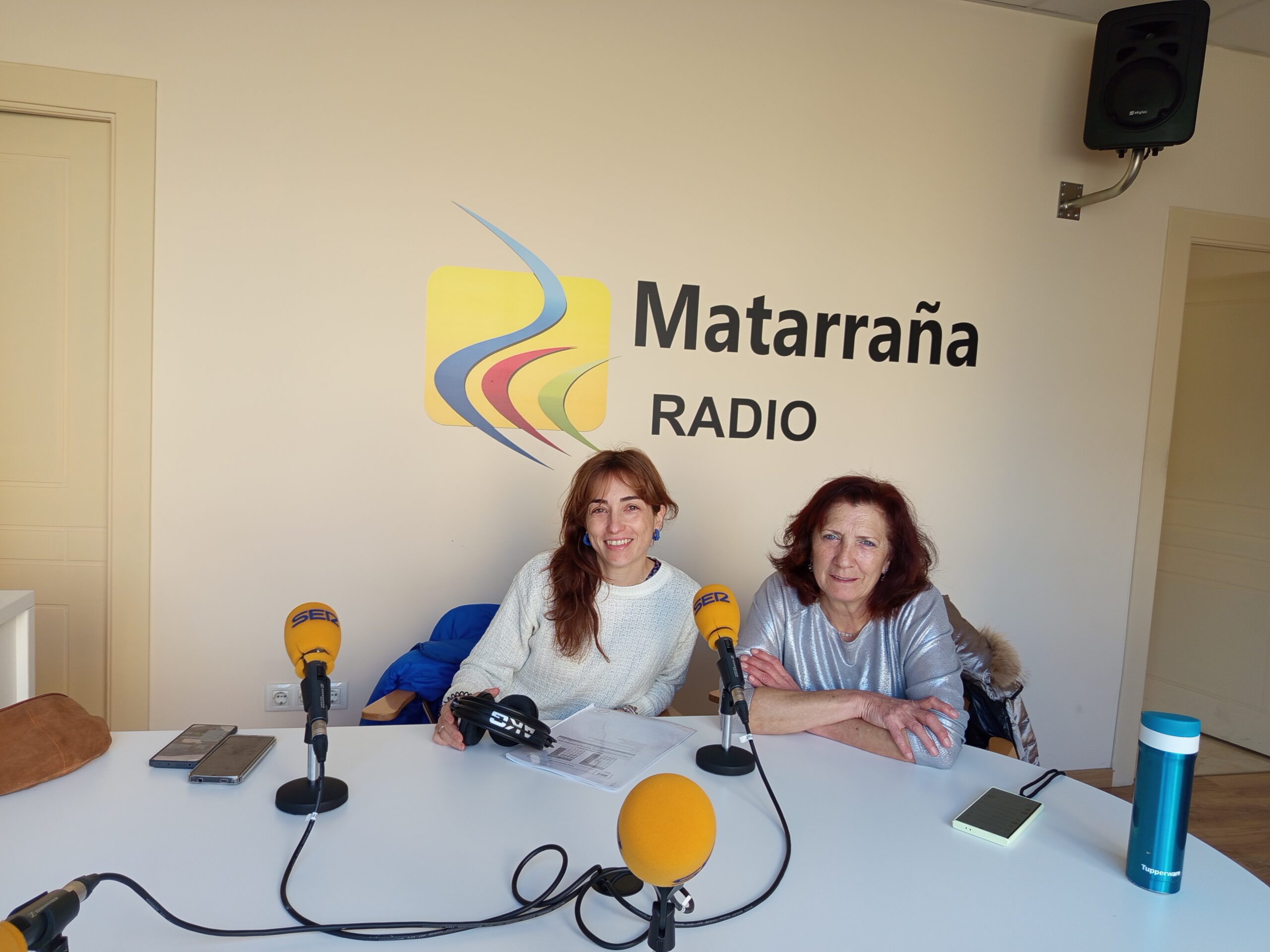 Visita al estudio de Matarraña Radio de Belén Lombarte, responsable de formación del grupo e Isabel Pérez, formadora del sector cárnico./La COMARCA