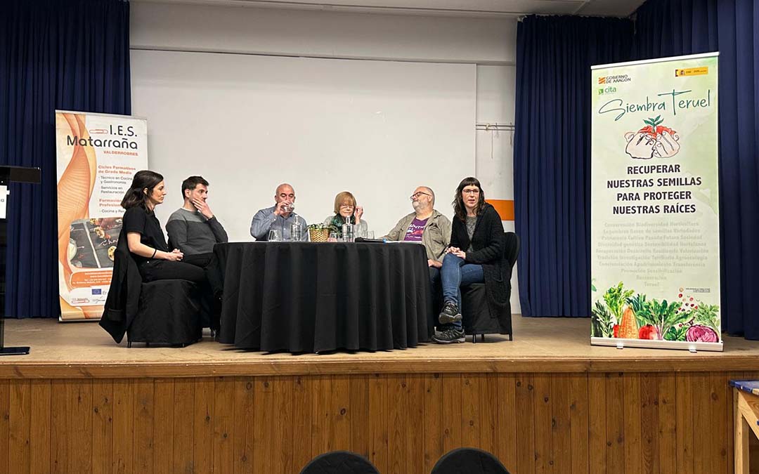 Mesa redonda "Siembra Teruel" celebrado en IES Matarraña./Dabi Latas