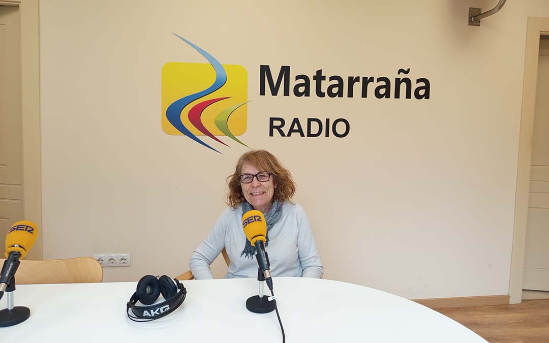 Visita al estudio de Matarraña Radio Ángeles Cerdà. de la Asociación Santa Águeda./La COMARCA